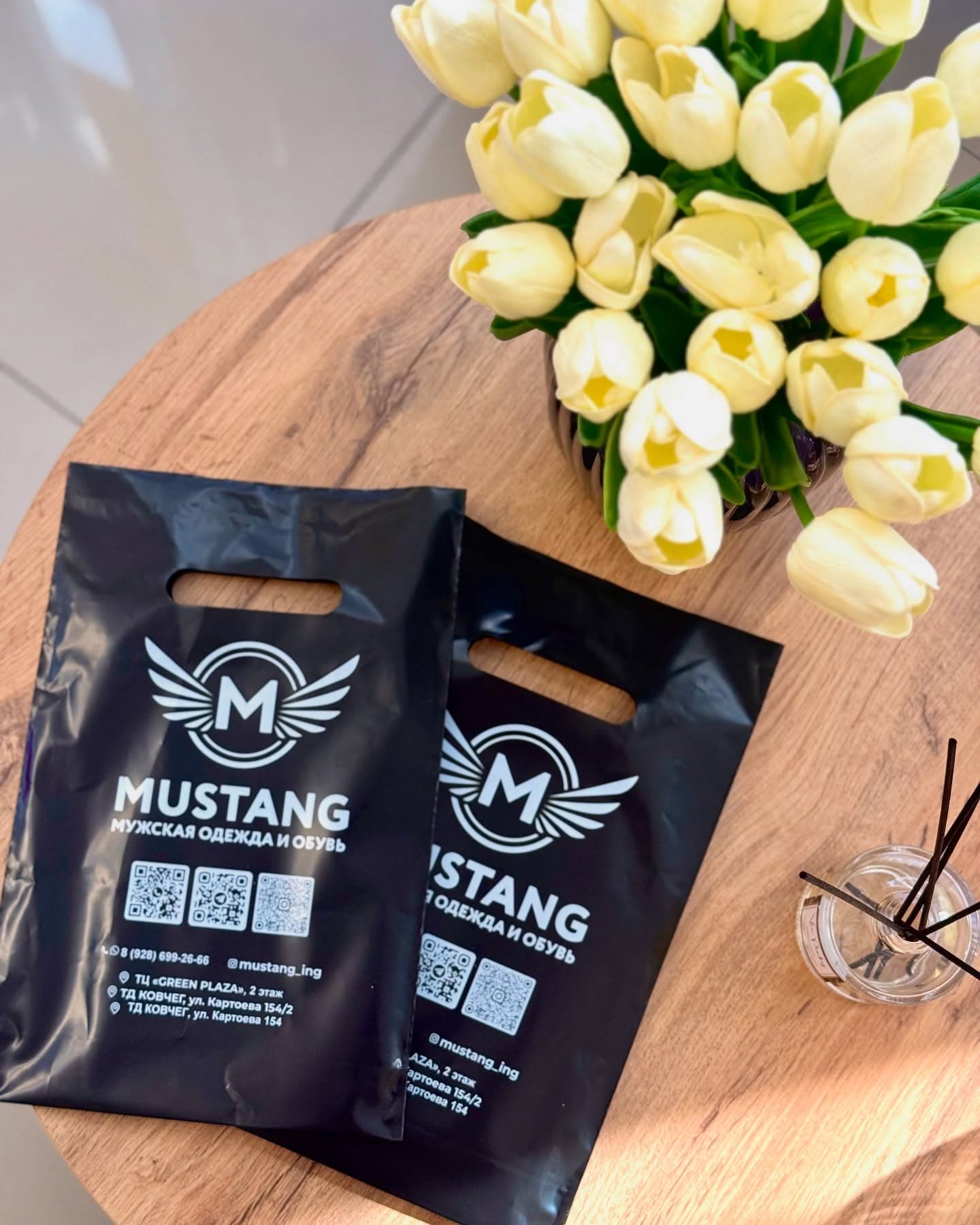 MUSTANG — Чёрный пакет с контрастной печатью